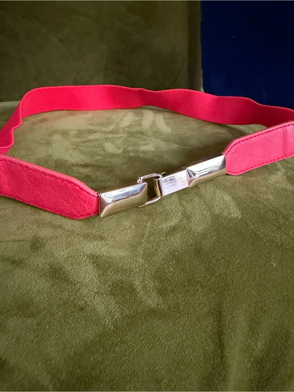 90s Vintage Women’s Elastic & Pleather Red Thin Belt with Gold Clasp Hook Buckle